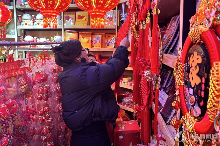 年货市场迎来产销两旺，春节前的繁荣景象