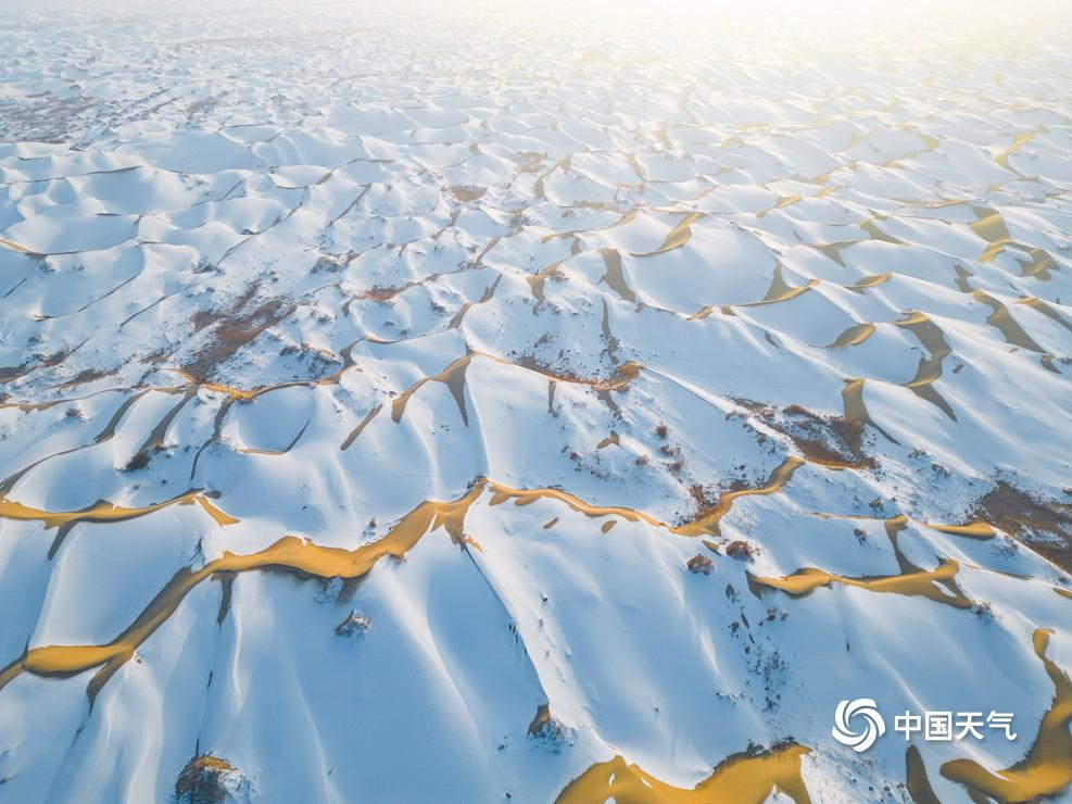 塔克拉玛干沙漠降雪，奇迹般的冬日画卷