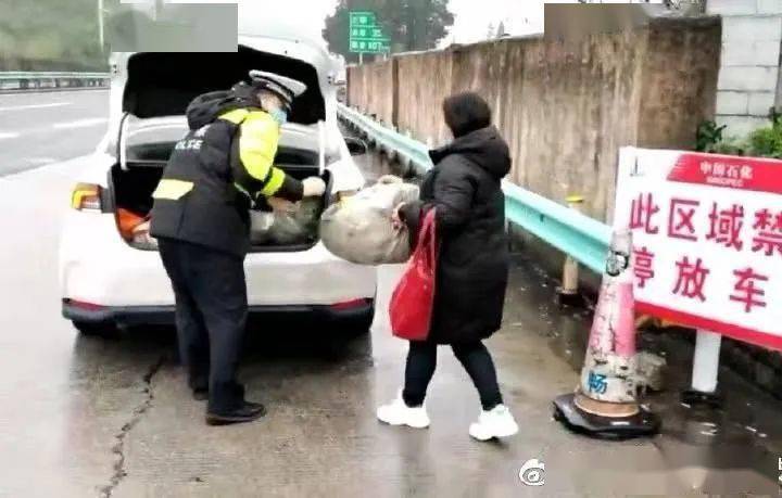 女子自驾返乡遇暴雪开直播，风雪中的智慧与勇气