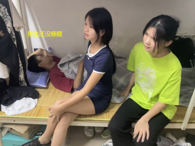 揭秘摆拍新潮流，相亲惊醒记——女生醒来发现床边站着陌生男子竟是预定好的对象？