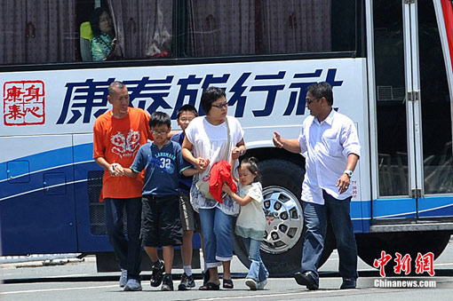 香港旅行团领队在上海不幸跌落车外身亡，事故细节曝光