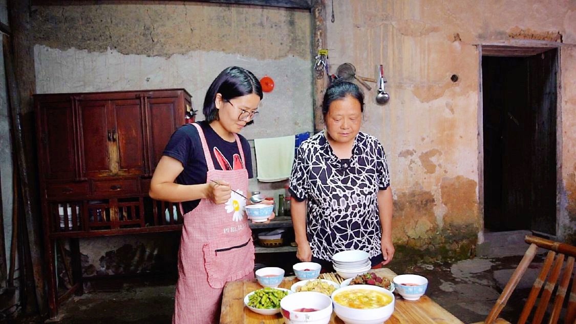 婆婆13年风雨无阻送饭，儿媳落泪揭秘，背后竟藏着这样的秘密！