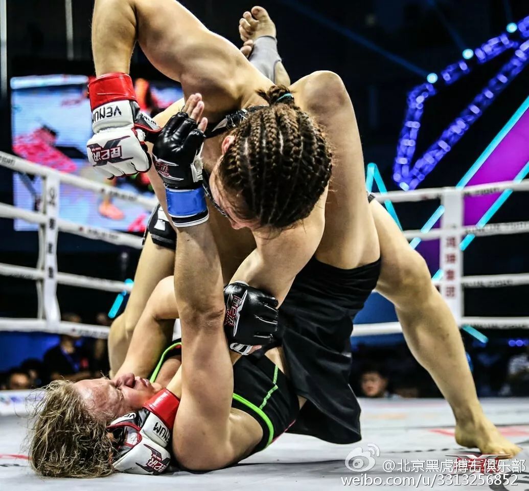 格斗女王张伟丽晒家乡非遗面花，网友惊呼，原来‘铁拳’背后藏着这样的柔情！