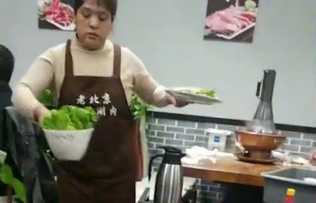 吃火锅涮邻桌剩菜