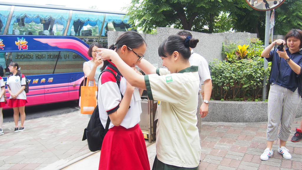 同学戴颈托 女孩主动牵手引路