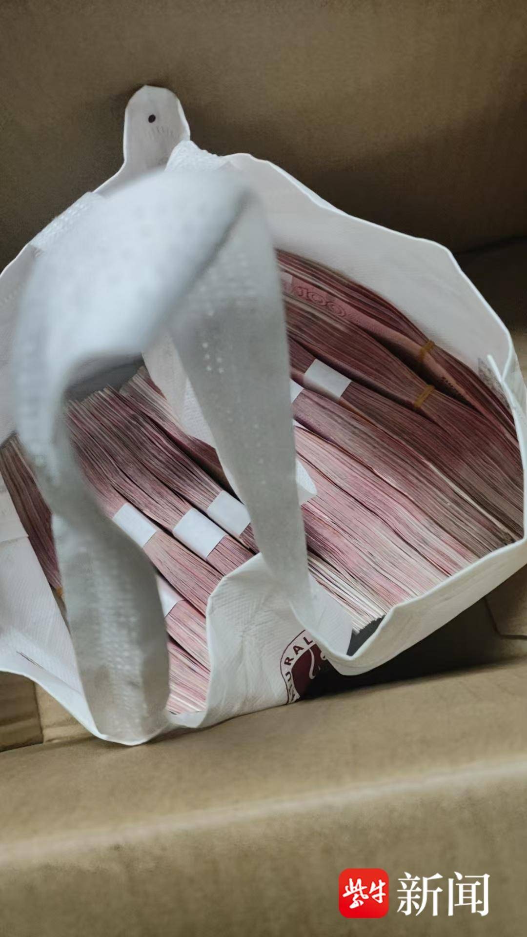 惊！成都同城配送衣服竟藏16万现金，快递小哥打开瞬间傻眼！